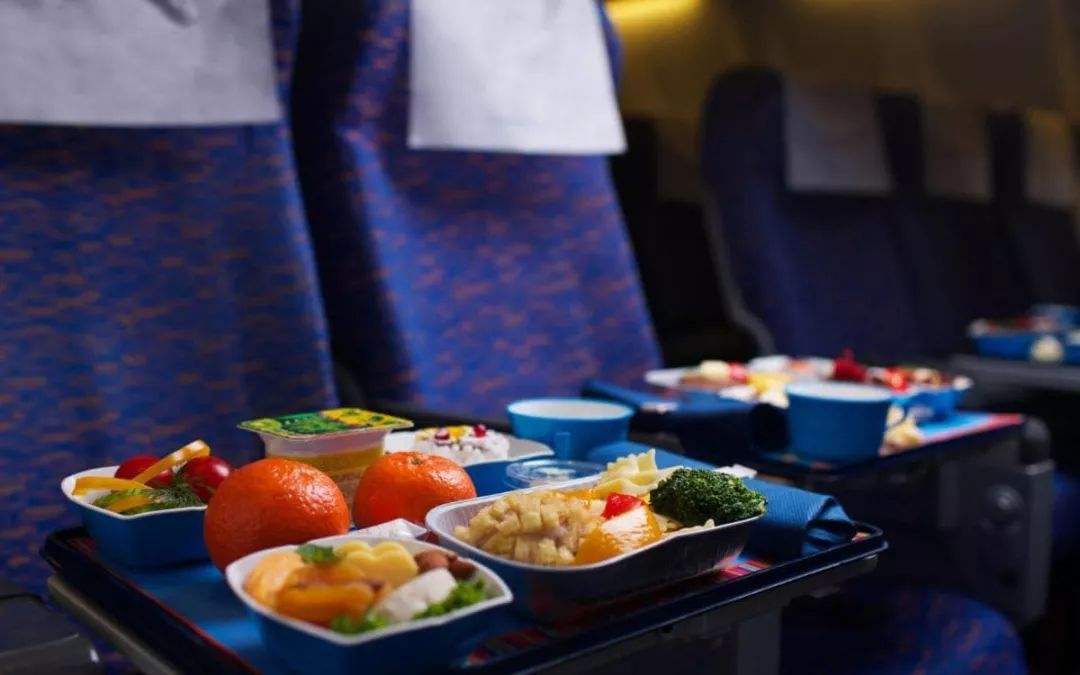 飞机餐是免费的吗（为什么很少有人去要第二份飞机餐呢）