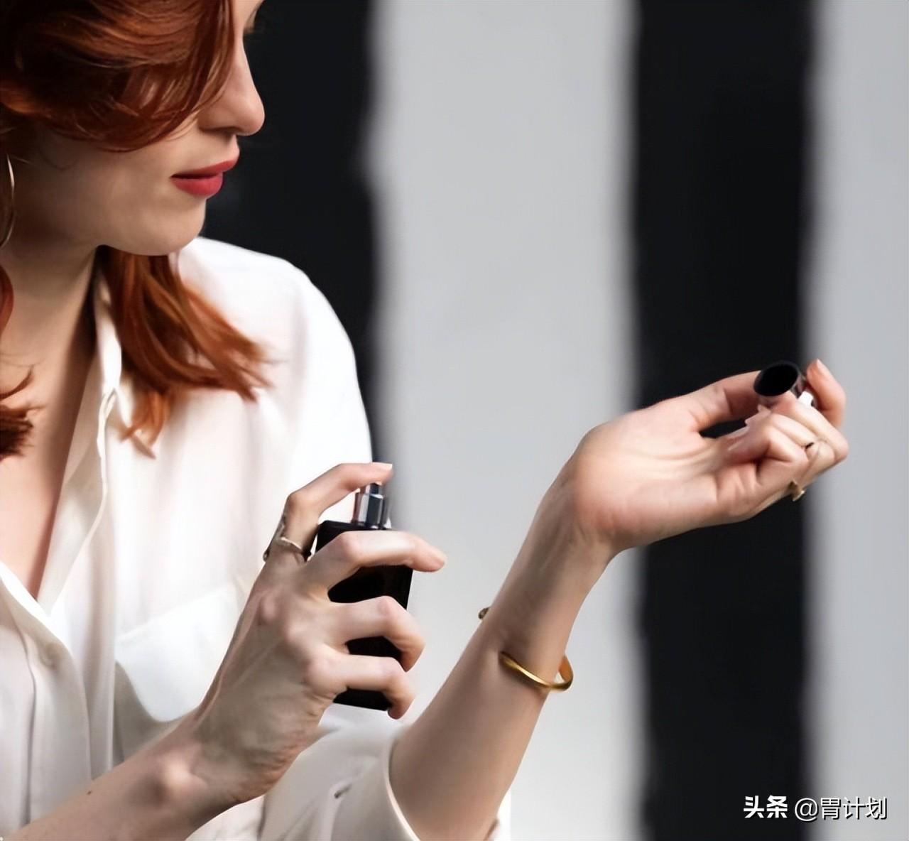 喷香水的正确方法和注意事项（香水是喷衣服还是皮肤上呢）