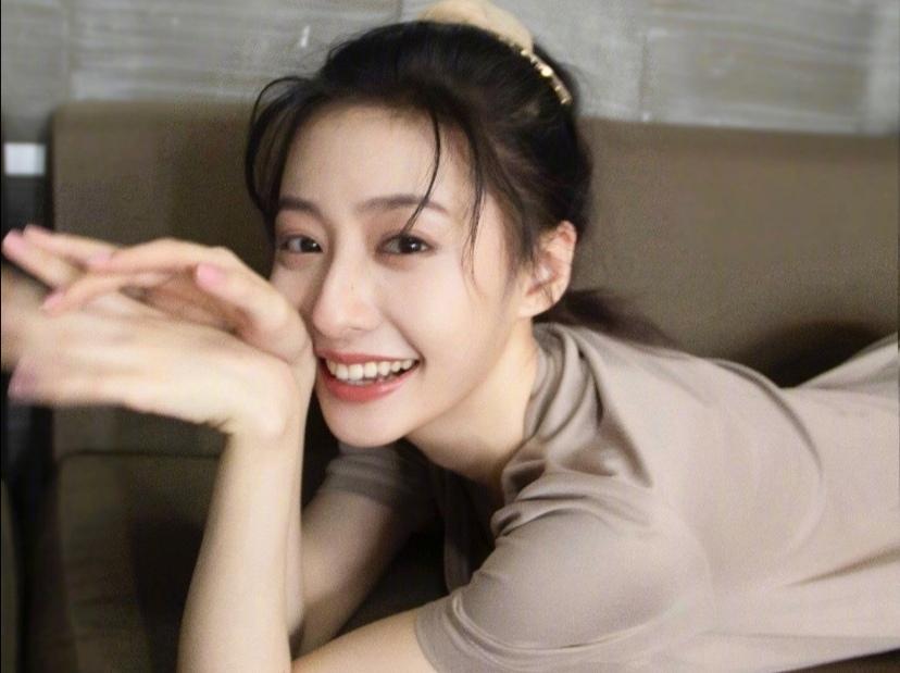 扁头适合什么发型（扁头女生做什么发型好看又时髦）