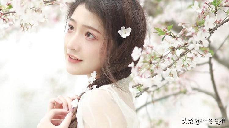 女生暗恋男生的表现（一个女生喜欢你通常会怎么暗示你）