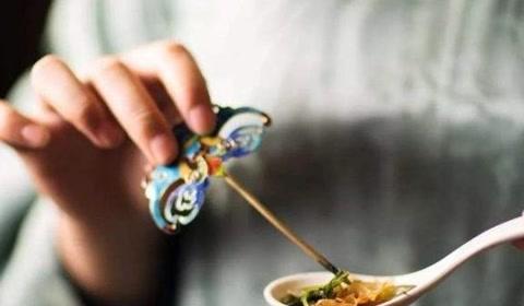 银耳钉变黑了说明什么（银饰变黑是因为身体不健康吗）