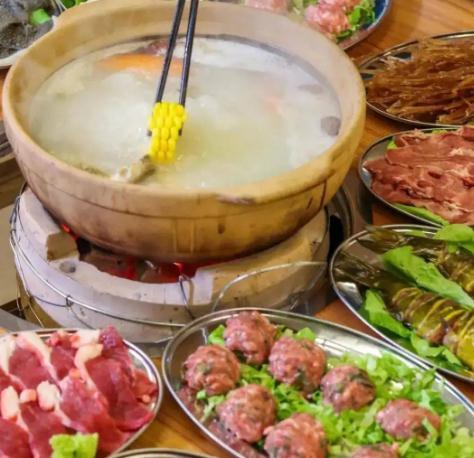 打边炉和火锅的区别在哪里（广式打边炉的锅底是什么）