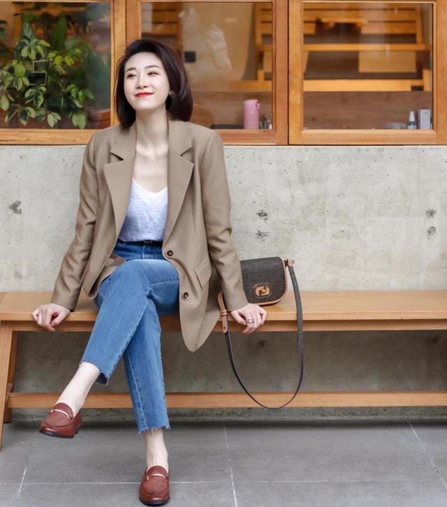 卡其色配什么颜色好看（黄皮肤女生如何穿卡其色好看）