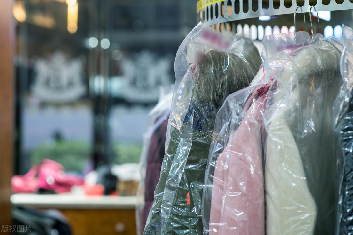 干洗羽绒服多少钱一件（冬天羽绒服清洗保养的小技巧）