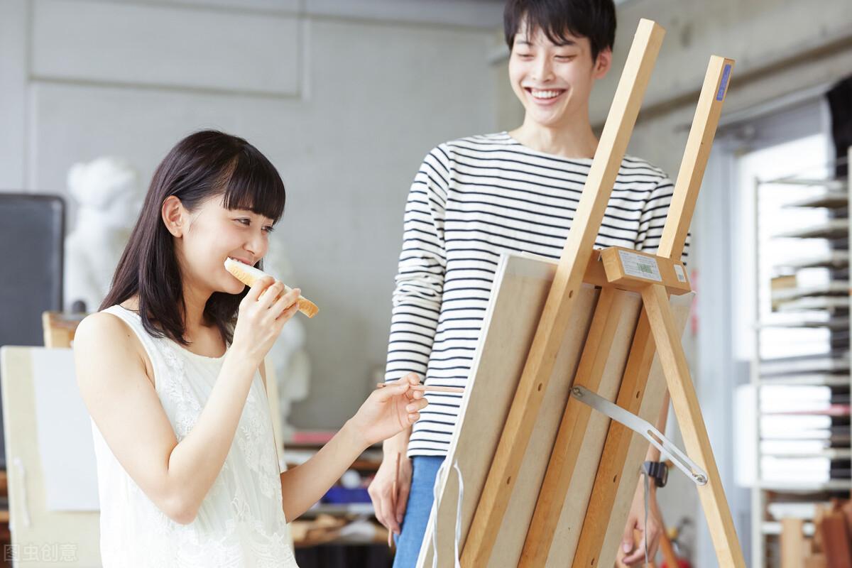 怎么跟女生聊天找话题（如何才能引起女生的聊天兴趣呢）