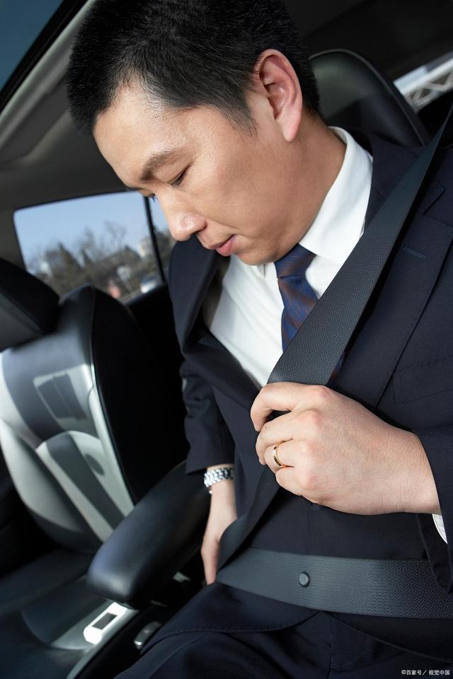 多大可以坐副驾驶（副驾驶上的人可以躺着安心睡大觉吗）