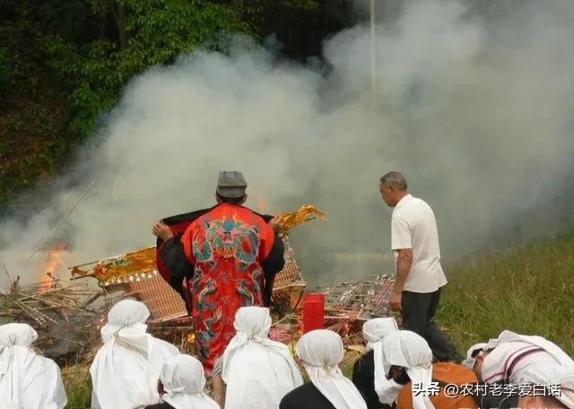 五七烧纸有什么讲究（在农村人死后要做七是怎么回事）