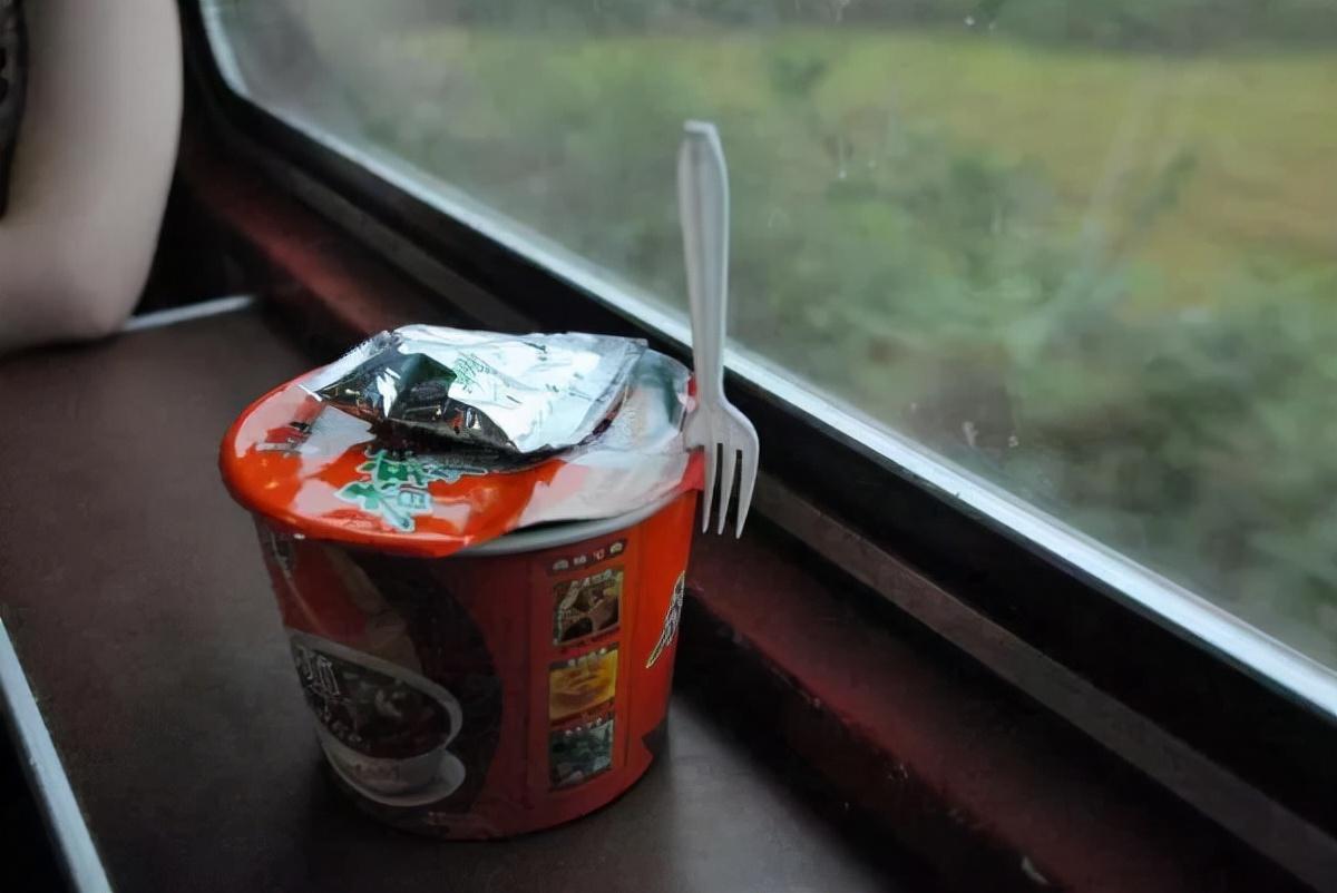 高铁上能吃泡面吗（为什么高铁上没有售卖泡面的呢）