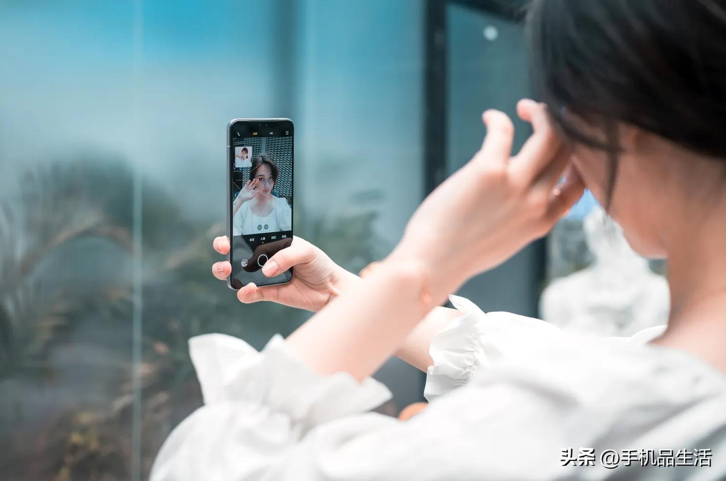 照镜子和照相哪个更接近本人（为什么照镜子比自拍好看）