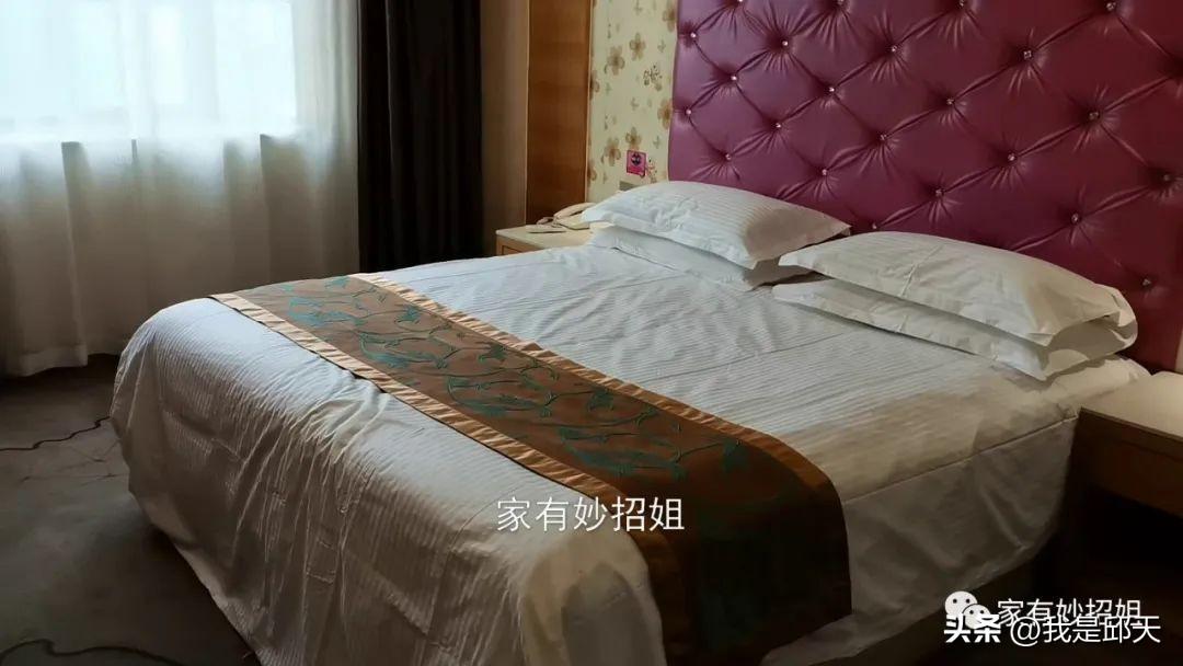 怎么检查酒店房间有没有摄像头（住酒店时如何找摄像头）