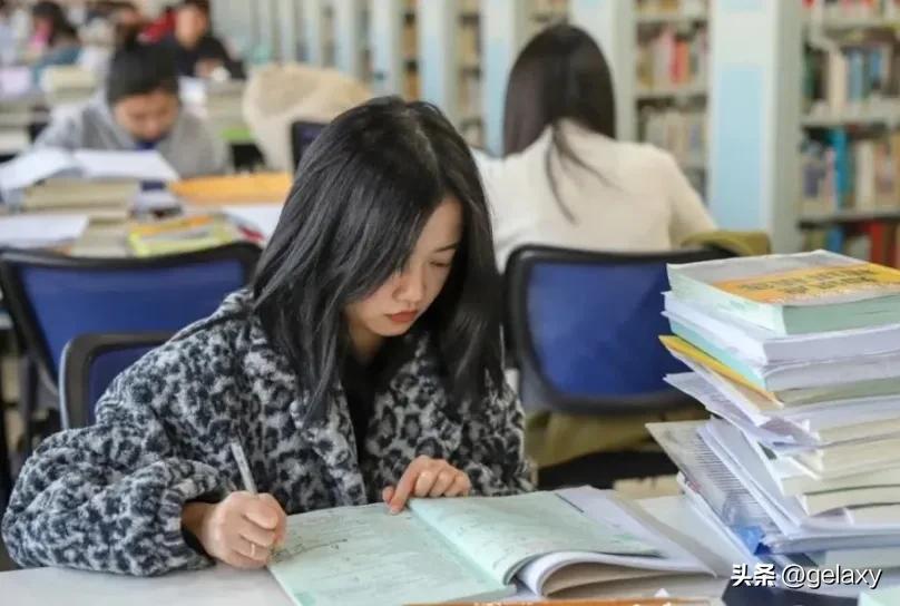 读研究生一年要多少钱学费（读研期间会有哪些收入）