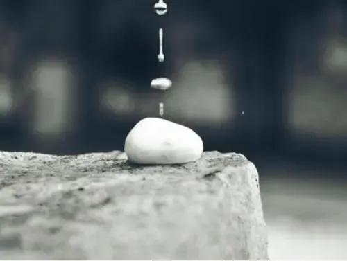 水滴石穿的故事告诉我们什么道理（水滴石穿带来的感悟）
