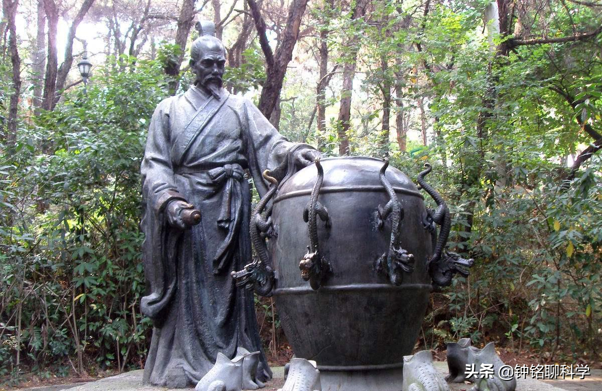 张衡发明的地动仪上有几条龙（地动仪为何从教材中删除了）