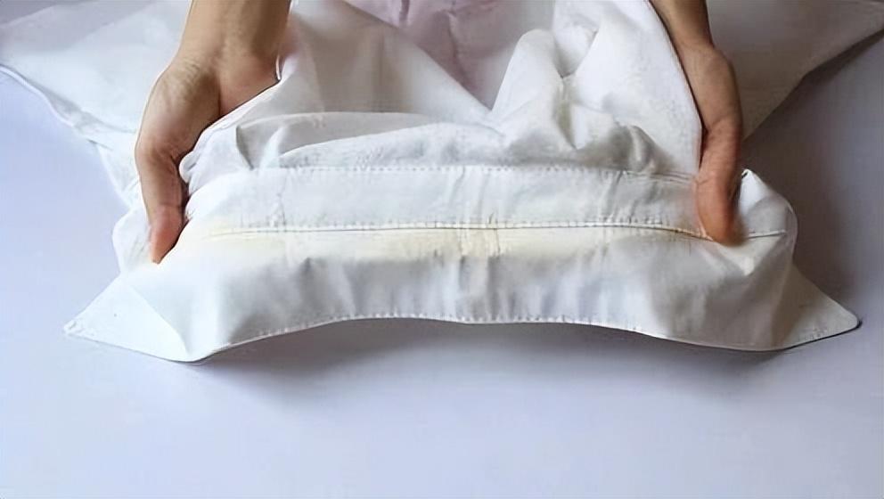 白衣服放久了发黄洗白小窍门（为什么白衣服总是发黄）