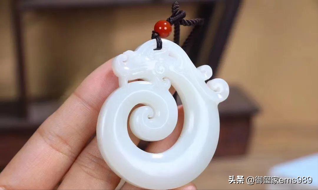 真玉和假玉在灯光下有啥区别（如何分辨真玉和假玉）
