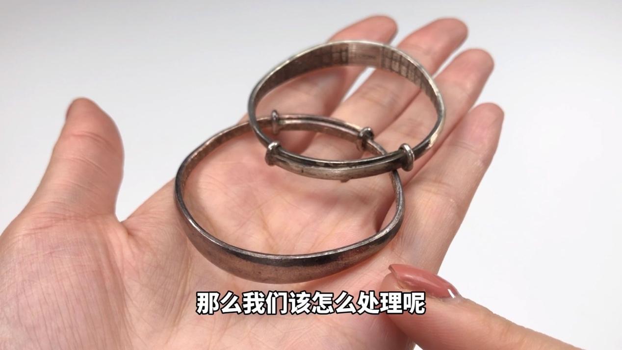 银戒指变黑怎么办（银制手势氧化变黑该怎样还原本色）