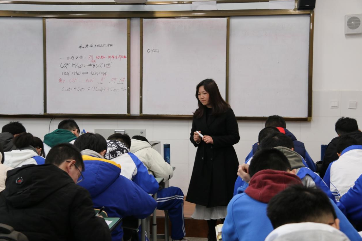 小学老师工资多少一个月（教师的薪资水平将如何调整呢）