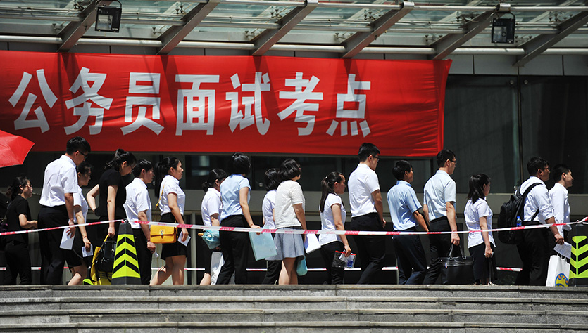 公务员一个月工资多少（公务员工资不高为何受欢迎）