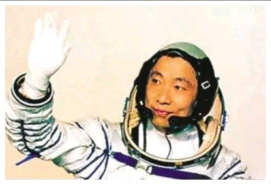 中国第一个登上月球的人是谁（登上月球的杨利伟现状如何）