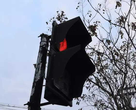 红绿灯坏了打什么电话（路上遇到红绿灯坏了应该怎么办）