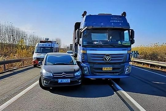 高速实线变道怎么处罚（高速公路实线变道的惩罚措施和法律规定）