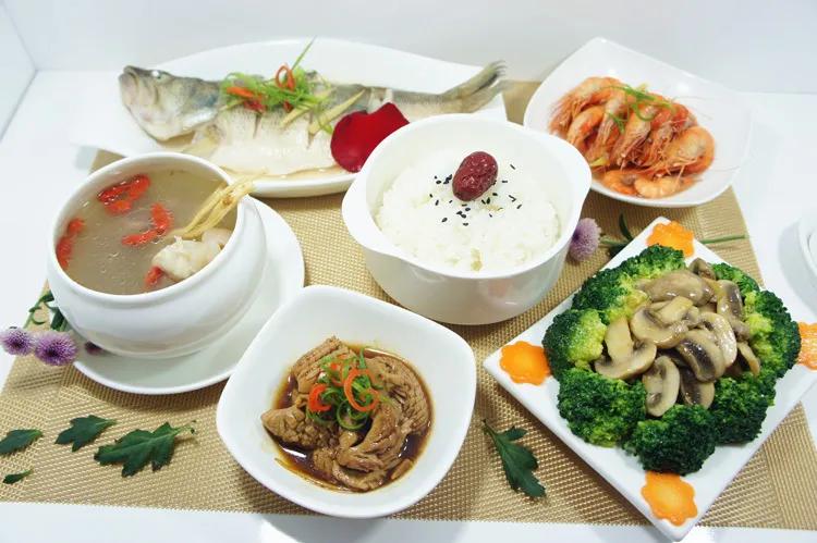 产后饮食促身体恢复（探讨产后适宜食用的营养食物）