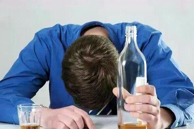 酒后头疼缓解方法（缓解酒后头疼的有效方法）