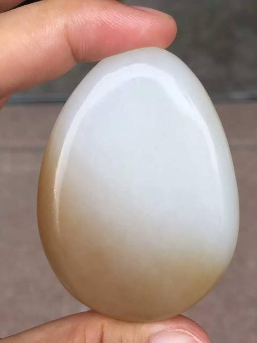俄料与和田玉的差异（比较俄料和和田玉的区别和特点）
