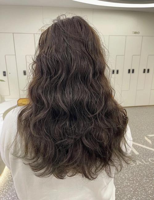 烫发是否会引发脱发（破解烫发与脱发的关系是否真实）