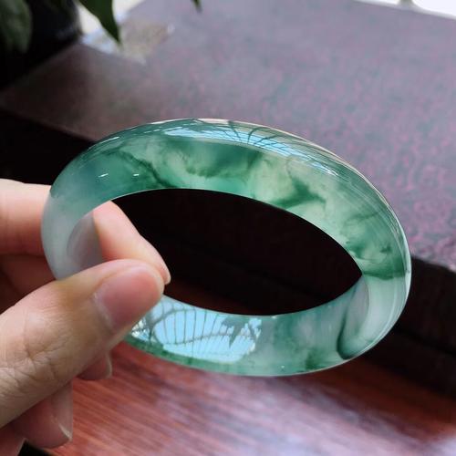 晴绿底冰飘花翡翠好吗（评价晴绿底冰飘花翡翠的品质特点）