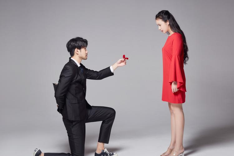 求婚单膝下跪哪条腿（解答求婚时应该单膝下跪的哪条腿）