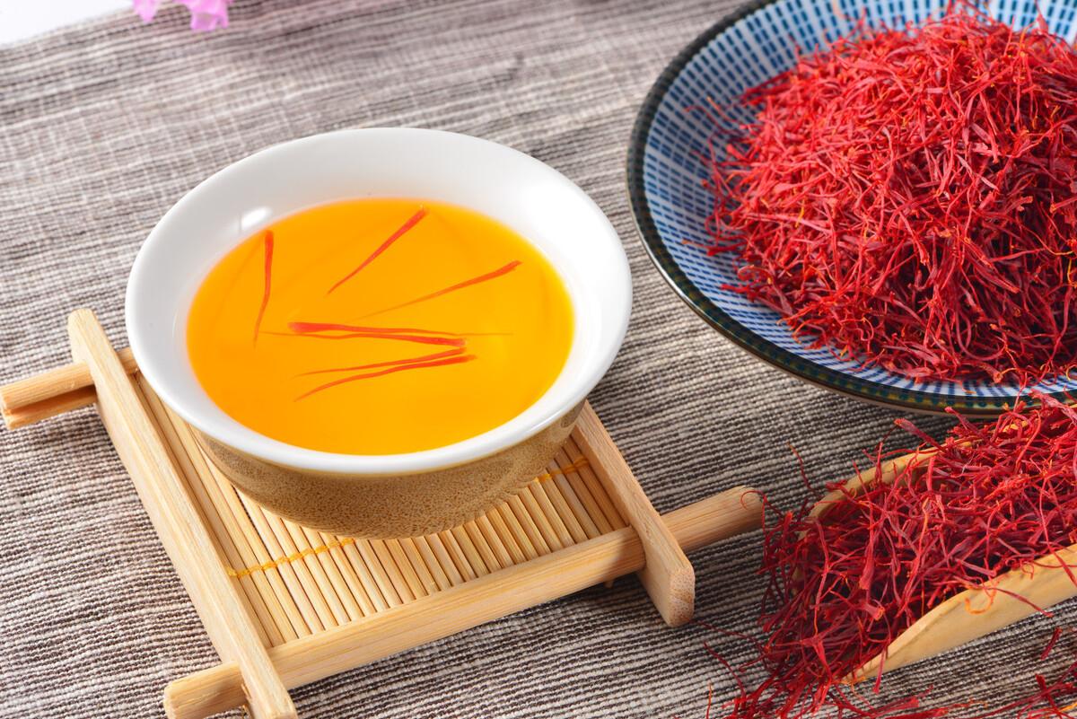 藏红花有什么功能（藏红花泡水应该怎么喝要注意什么）