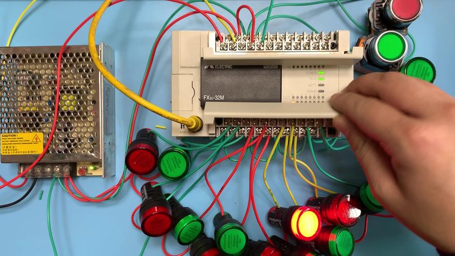 PLC工作原理解析（深入解析PLC的工作原理和实现方式）