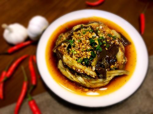凉拌茄子美味做法（分享制作美味凉拌茄子的方法）