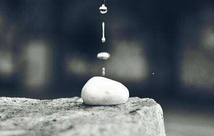 滴水穿石的传说故事（讲述滴水穿石的寓言故事）
