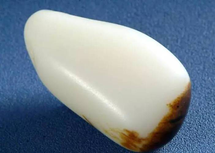 俄料和和田玉区别（对比俄料和和田玉的特点和区别）