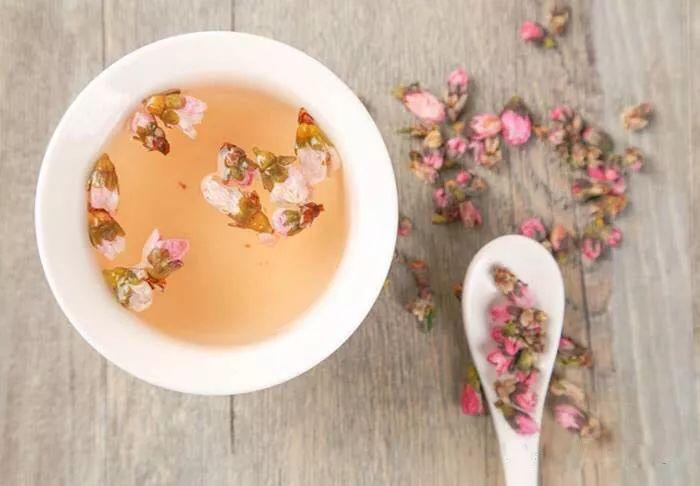 桃花泡水的功效与作用（探索桃花泡水喝的益处）