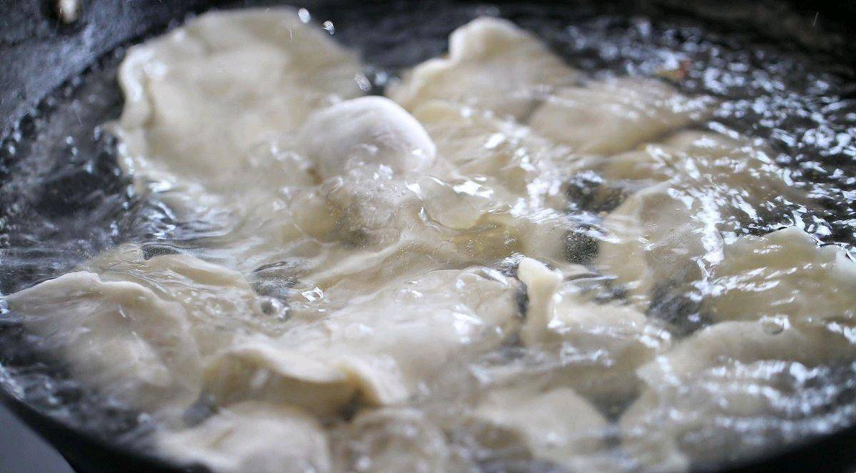 饺子煮熟怎样不破皮（分享饺子煮熟不破皮的窍门）