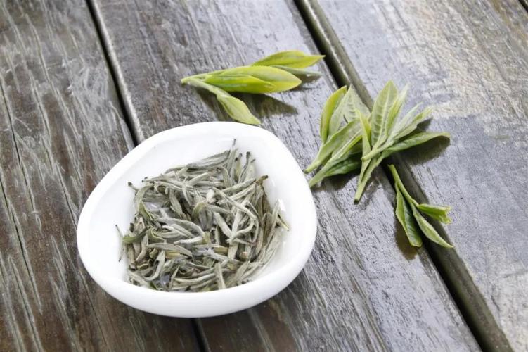 白茶保质期与过期食用（白茶的保质期限与过期食用情况）