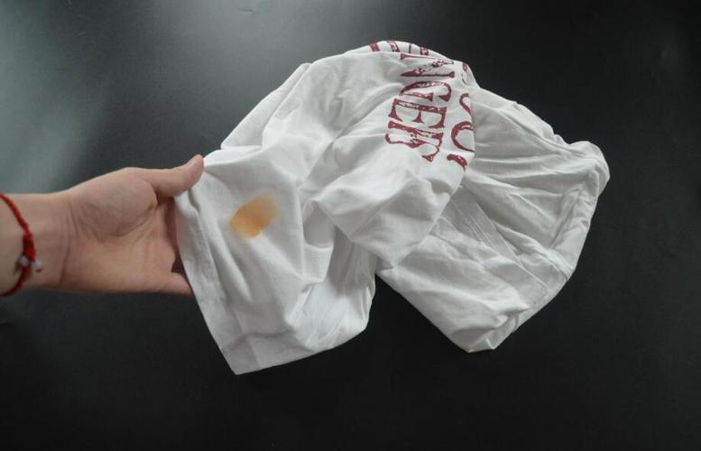 去污渍的小妙招（去除衣物上的污渍的小窍门）