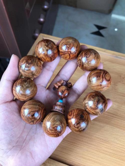 黄花梨手串玩法与保养（黄花梨手串的玩法和保养技巧）
