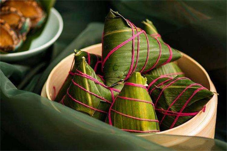 微波炉粽子可以带叶子加热吗（是否可以用微波炉加热带叶子的粽子）