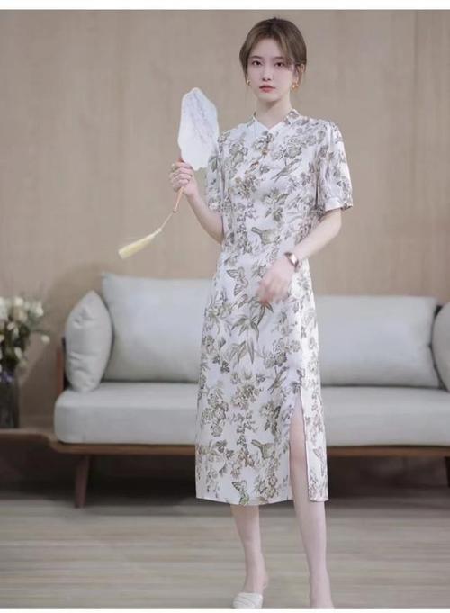 夏天穿旗袍搭配什么鞋（夏天穿旗袍时应搭配什么鞋子）
