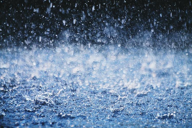 暴雨时在户外应注意的事项（暴雨天在野外需要注意什么）