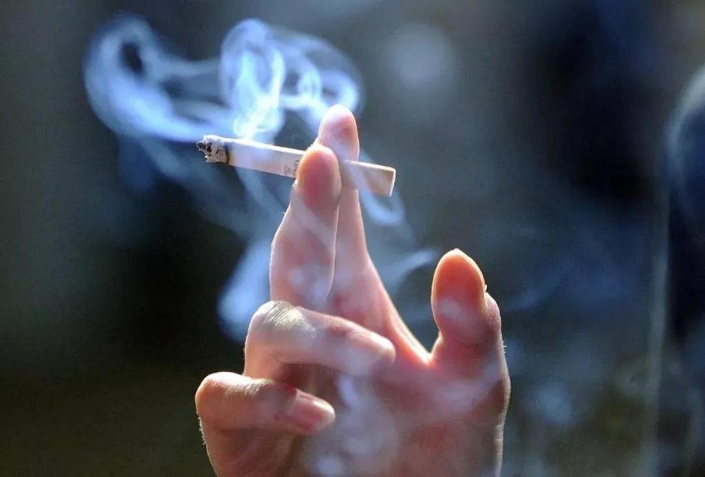 抽烟恶心想吐怎么回事（解释抽烟引起恶心和呕吐的原因）