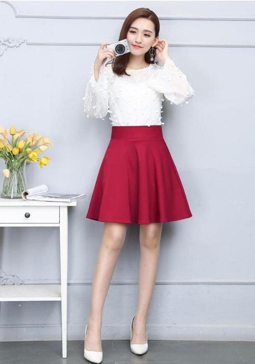 短裙怎么搭配衣服（合理搭配短裙与衣服的技巧）