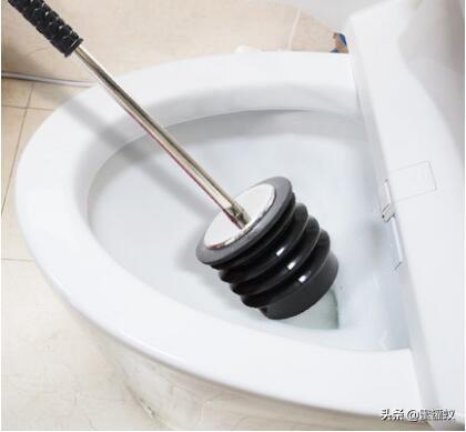 皮搋子怎么通马桶（马桶堵了如何自己用工具快速疏通）
