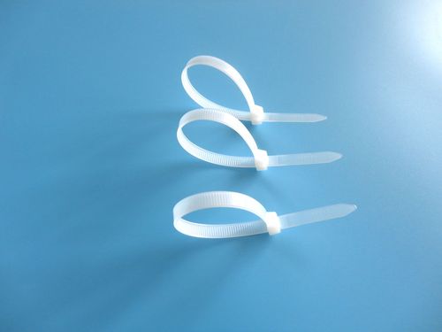 塑料扎带的解开方法（解开塑料扎带的技巧）