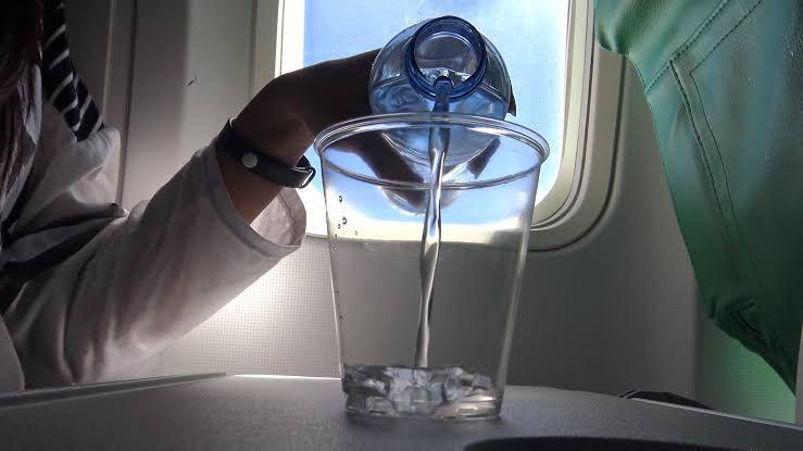 坐飞机可以带水（乘坐飞机时是否可以携带水）