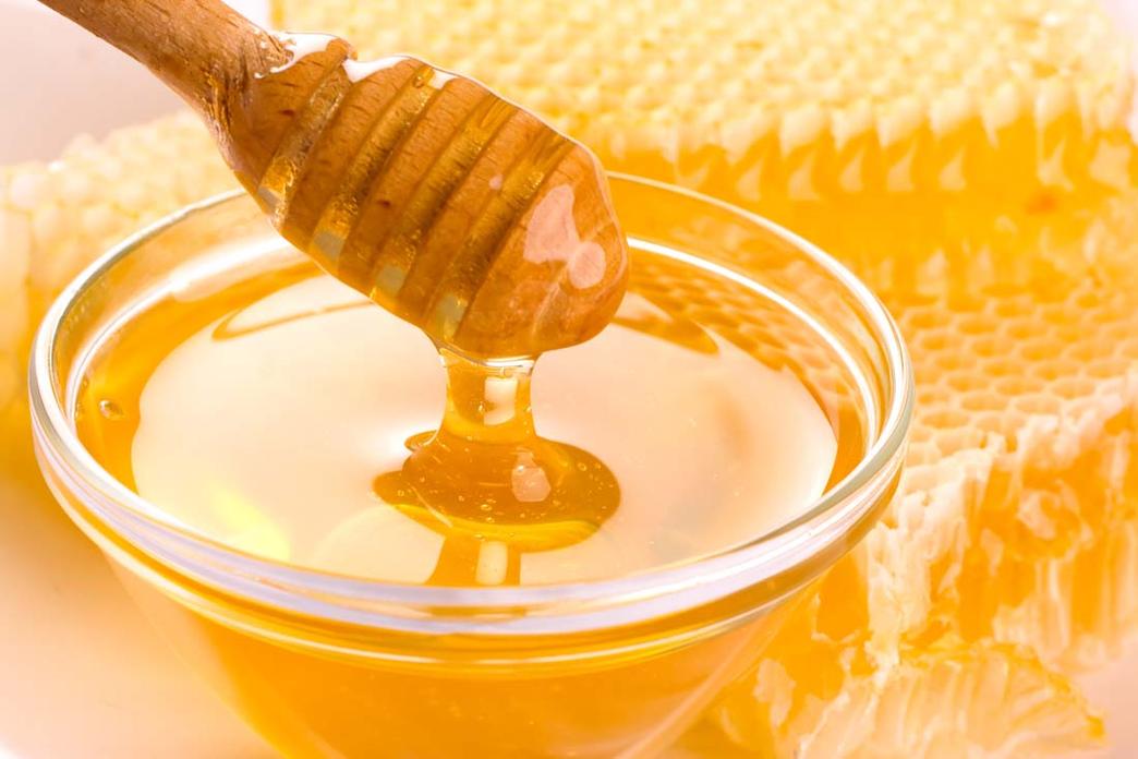 蜂蜜可用开水冲（蜂蜜是否可以用热水冲泡）
